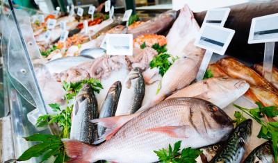 Peixe na vitrine do mercado - Assaí Atacadista