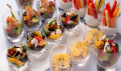 pequenos copos com frutas e produtos naturais - Assaí Atacadista