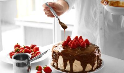 pessoa decorando um bolo de aniversário - assai atacadista