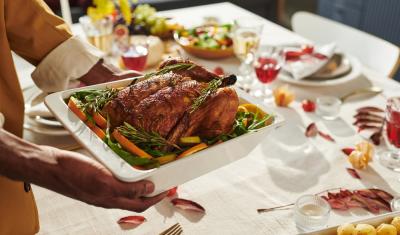 pessoa negra segurando uma forma com carne-Assaí Atacadista-jantar com Perdigão