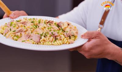 pessoa segurando um prato branco com a receita de macarrão queijo e atum-macatum-Gomes da Costa-Assaí Atacadista-