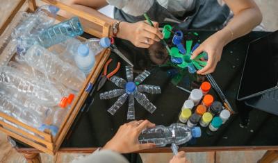 pessoas brancas personalizando garrafas plásticas - retulizar embalagens - Assaí Atacadista