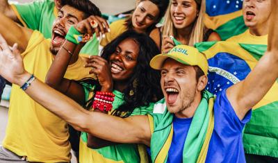 pessoas com as cores da bandeira do brasil nas roupas felizes-Copos da Torcida-Assaí Atacadista