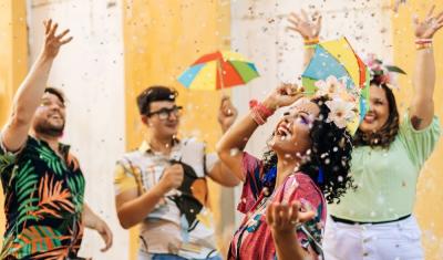 pessoas comemorando Carnaval na rua - Assaí Atacadista