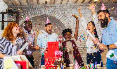 pessoas comemorando o aniversário do assaí atacadista