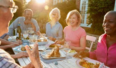 pessoas de meia idade fazendo uma refeição no verão - alimentação de verão - assaí atacadista