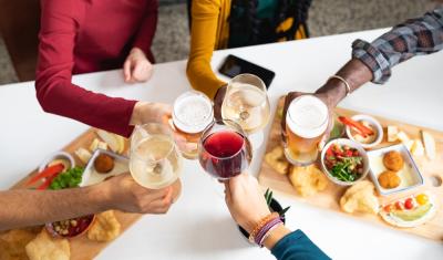 pessoas diversas brindando com bebidas diferentes - bebidas e comidas que combinam - assaí atacadista