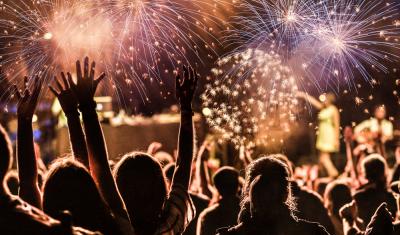 pessoas em uma festa da virada vendo um show de fogos de artificio de ano novo - assaí atacadista