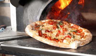 pizza saindo de um forno a lenha - Assaí Atacadista - dia da pizza