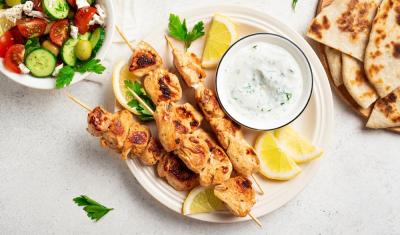prato com salada, creme e espetinho de frango - receitas leves para o verão - Assaí Atacadista