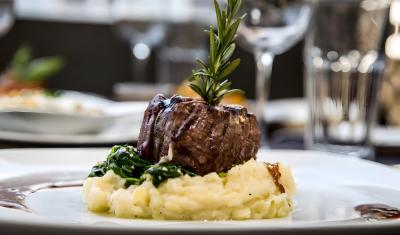 prato de carne com purê e alecrim - receitas elegantes - Assaí Atacadista