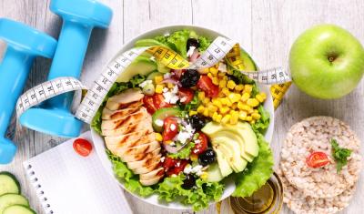 prato saudavel com salada frango e uma maçã ao lado com pesos-Assaí Atacadista-Receitas fitness