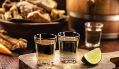 copos com cachaça e um pedaço de limão - Receita de Cachaça - Assaí Atacadista