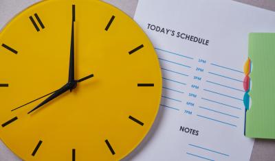 relógio de ponteiro amarelo com papel atrás - economia de tempo - Assaí Atacadista