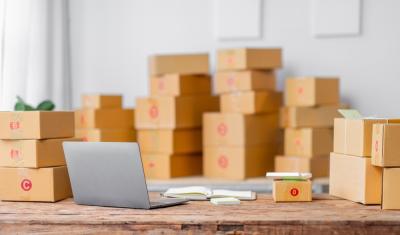 sala com várias caixas e uma mesa com notebook - queima de estoque - Assaí Atacadista