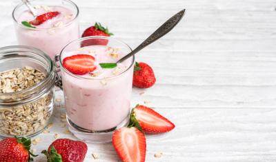 iogurte de morango com pedaços e um pote de aveia - beneficios do iogurte - Assaí Atacadista