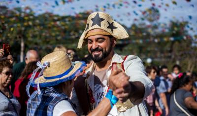 pessoas dançando em uma festa de são joão - assaí atacadista