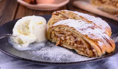 strudel com sorvete e açúcar polvilhado - sobremesas de outono - Assaí Atacadista