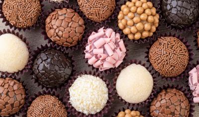 brigadeiro gourmet com chocolate e diversos sabores - assaí atacadista