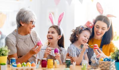 Pessoas brancas fazendo brincadeiras de Páscoa - assai atacadista