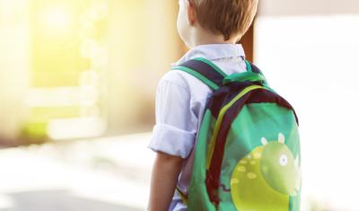 criança com mochila nas costas - tamanho de mochila ideal - assaí atacadista