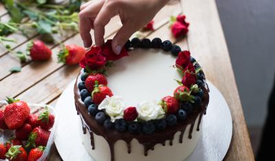 pessoa branca decorando um bolo - decoração de bolos - assaí atacadista