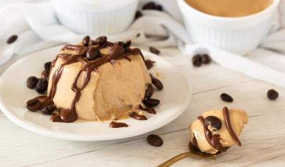 sobremesas com café em um prato com uma colher-Assaí Atacadista