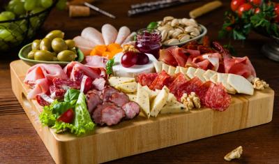 tabua de frios com vários alimentos picados - Assaí Atacadista
