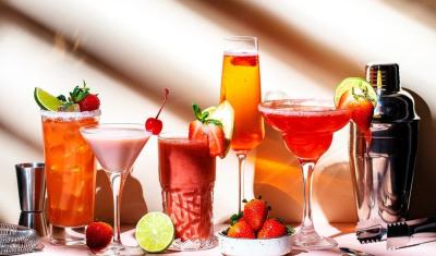 taças diferentes com drinks de verão - Assaí Atacadista