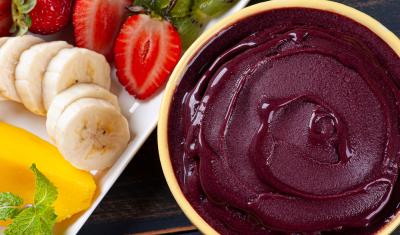 tigela de Açaí com um prato com frutas cortadas - receitas de Açaí - Assaí Atacadista