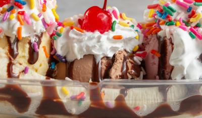 tigela transparente com banana split e uma cereja - Assaí Atacadista