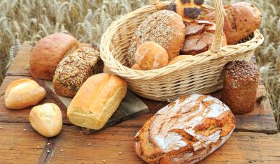 tipos diversos de pães em uma mesa - tendências de panificação - Assaí Atacadista