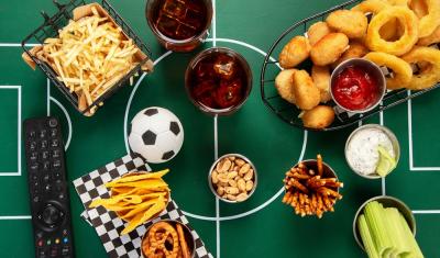 toalha de campo de futebol com uma mini bola, bebidas e petiscos de estádio em tigelas-Assaí Atacadista