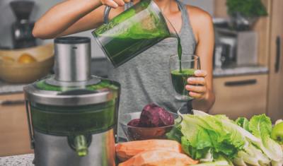 pessoas preparando sucos para o verão - assai atacadista