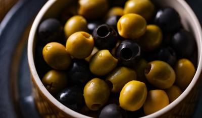 tigela com azeitona verde e roxa - Raiola - fornecedores do Assaí Atacadista