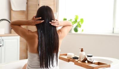 mulher com cabelo longo em um banheiro-unilever-linha Seda Mega Crescimento-Assaí Atacadista
