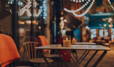restaurante aconchegante no inverno com uma vela em cima da mesa - Assaí Atacadista