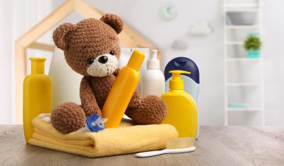 ursinho marrom com produtos para bebês em volta - Assaí Atacadista