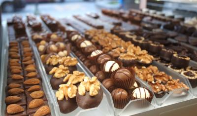 vitrine com chocolates enfileirados de diversos formatos, cores e tamanhos - mercado de chocolate - Assaí Atacadista