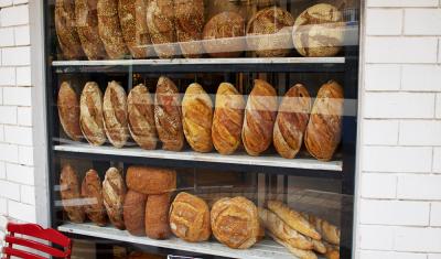 vitrine de loja com pães enfileirados - Assaí Atacadista - limpeza de vitrines