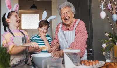 Vó idosa com netos crianças com orelhas de coelho felizes cozinhando - páscoa fit - assaí atacadista