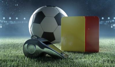 bola de futebol, cartão amarelo e vermelho, apito - regras do Futebol - Assaí Atacadista patrocinador