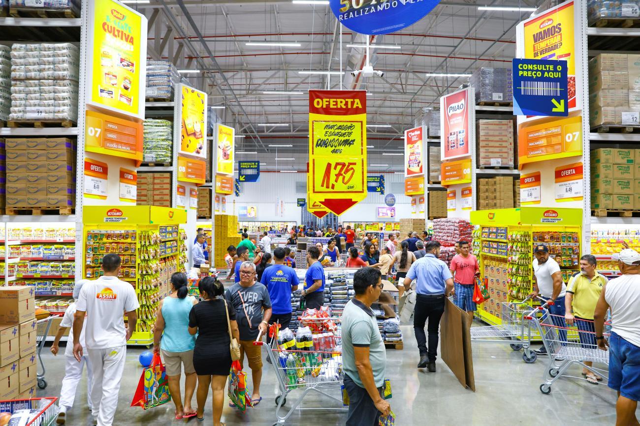 Clientes circulam pelos corredores movimentados de uma loja do Assaí Atacadista para aproveitar as ofertas (Foto: Divulgação/Assaí Atacadista)