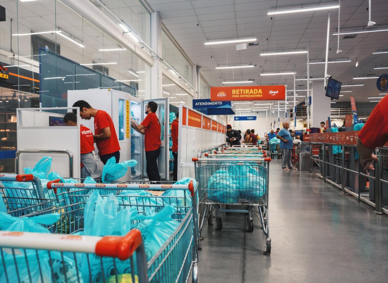 Espaço de retirada e entrega do iFood com comunicação visual sinalizada no Assaí João Dias (Foto: divulgação/Assaí)