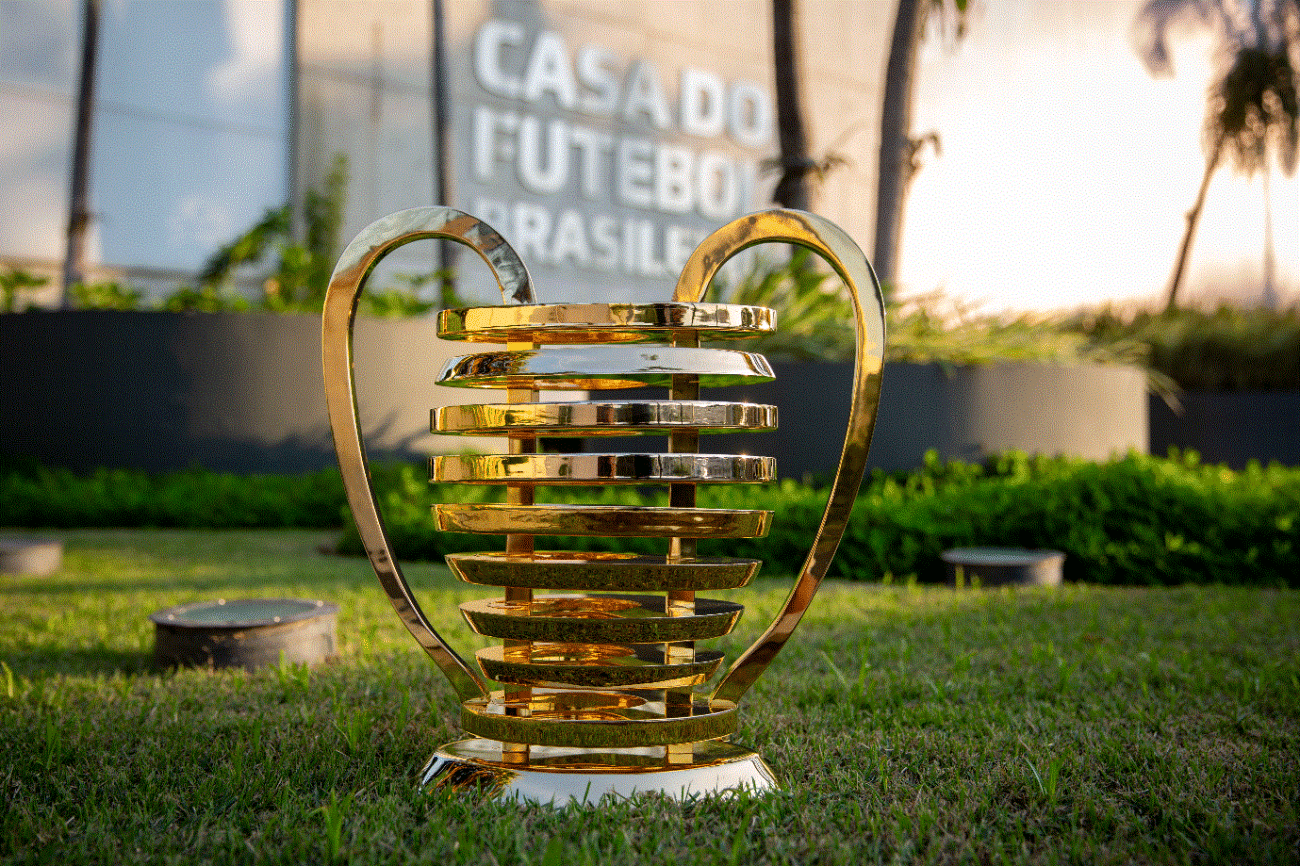 Troféu da Copa do Nordeste 2025 no gramado da frente da Casa do Futebol Brasileiro Foto: (Divulgação/CBF)