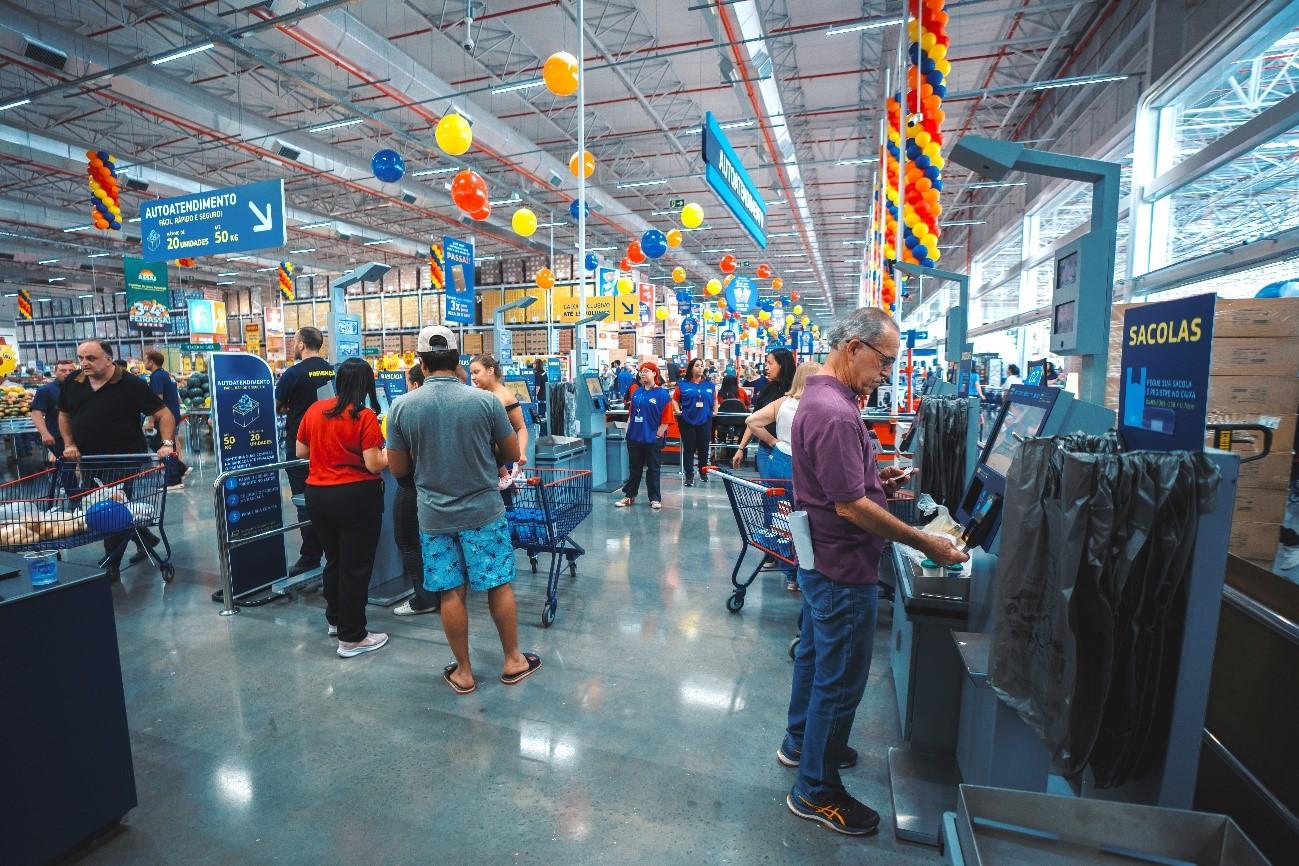 Clientes usando os caixas de autoatendimento durante a inauguração da última unidade do Assaí em São José do Rio Preto (Foto: divulgação/Assaí)