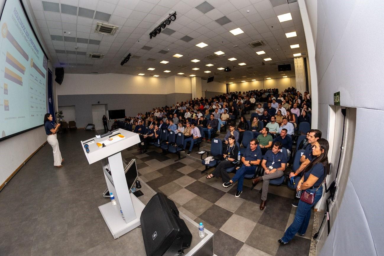 Assaí apresenta os resultados e as frentes estratégicas da Companhia durante encontro com fornecedores e colaboradores em auditório na matriz da empresa