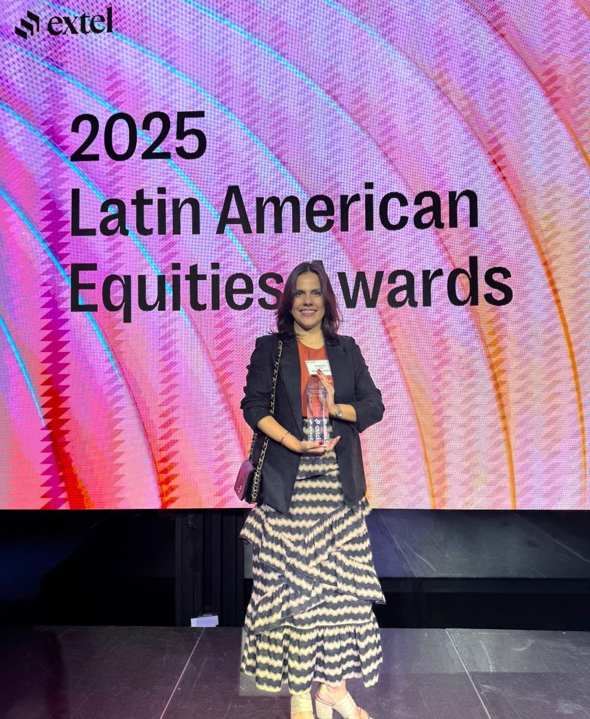 Gabrielle Helú, Diretora de Relações com Investidores do Assaí, durante a premiação realizada no The Rooftop at Edison Ballroom, em Nova Iorque – Divulgação: Assaí Atacadista
