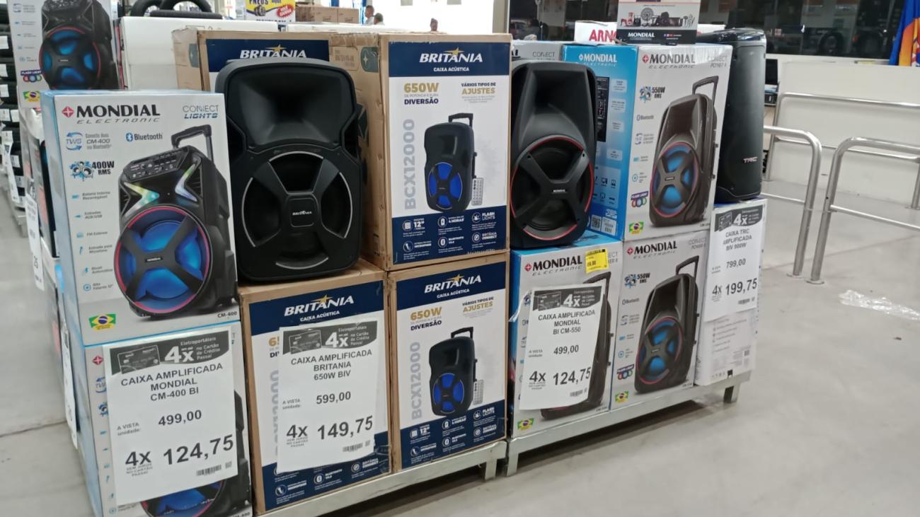 Caixas de som à venda em loja do Assaí (Divulgação/Assaí Atacadista)