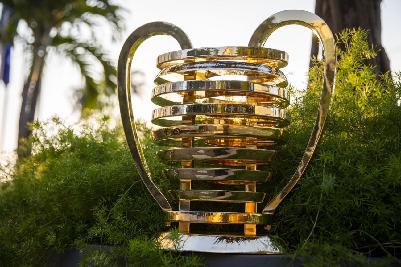 Troféu da Copa do Nordeste 2025 no gramado da frente da Casa do Futebol Brasileiro Foto: (Divulgação/CBF)